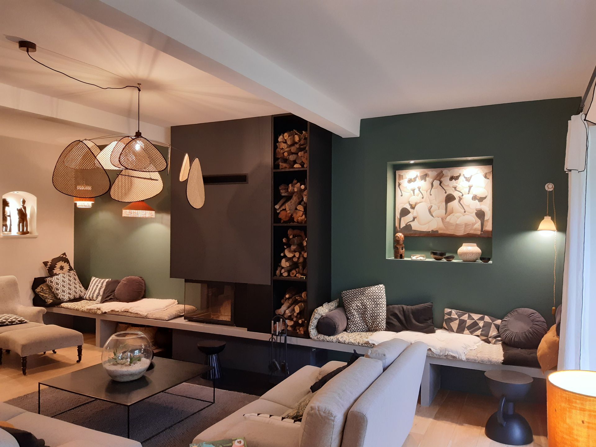 Salon meublé design avec cheminée intégrée et rangements de bois