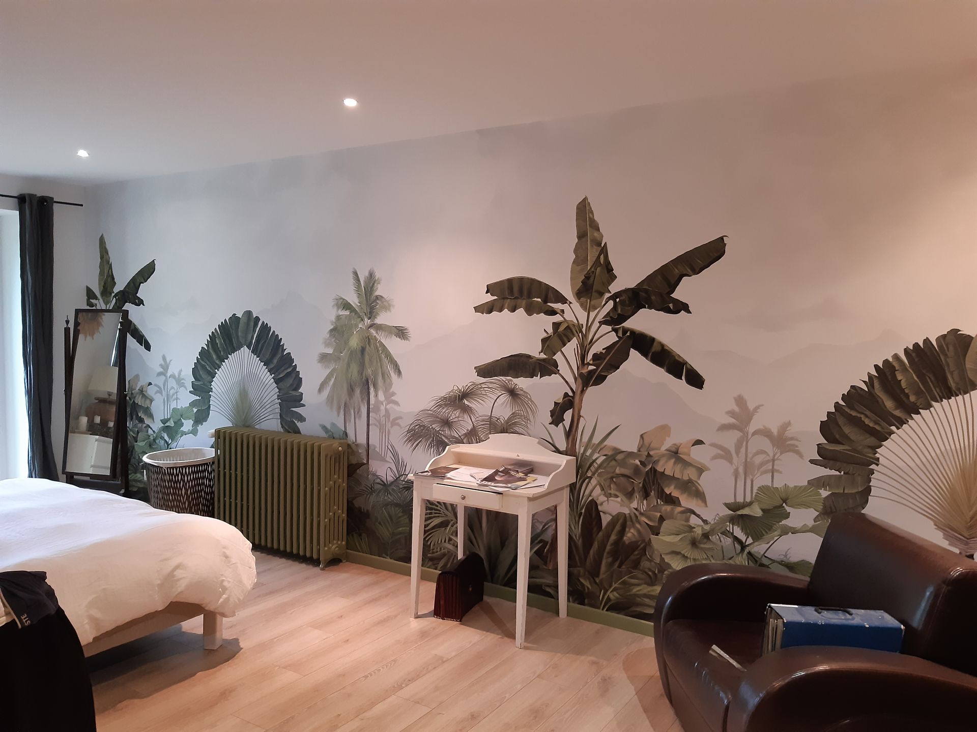 Chambre avec papier peint représentant la nature tropicale