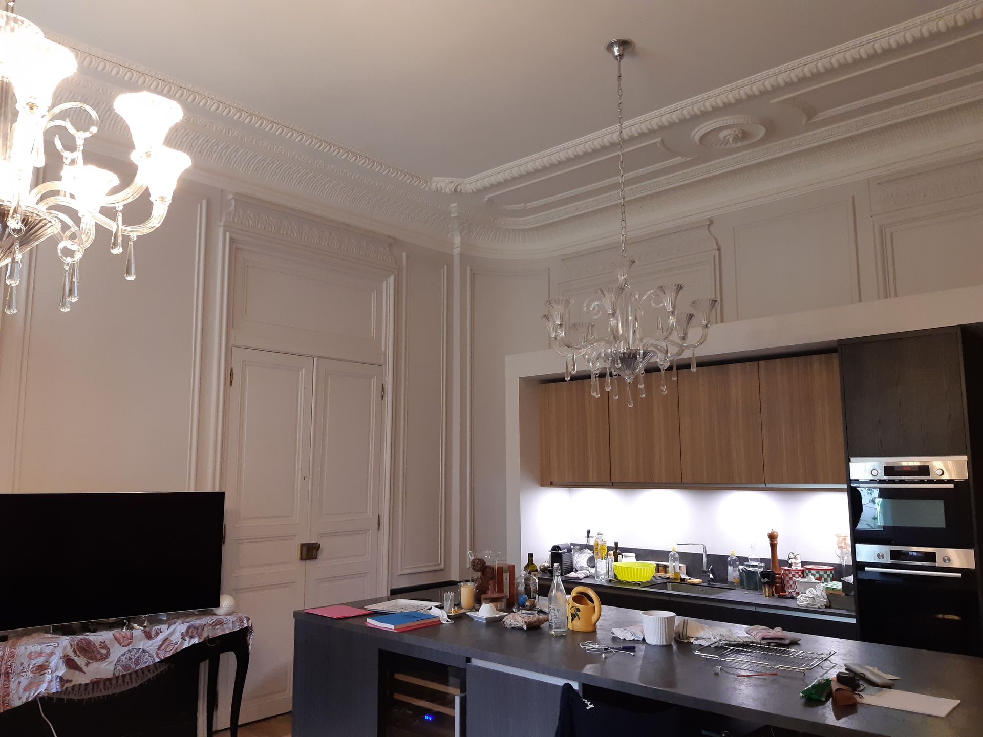 Photo avec de meubles de cuisine et îlot central et télévision