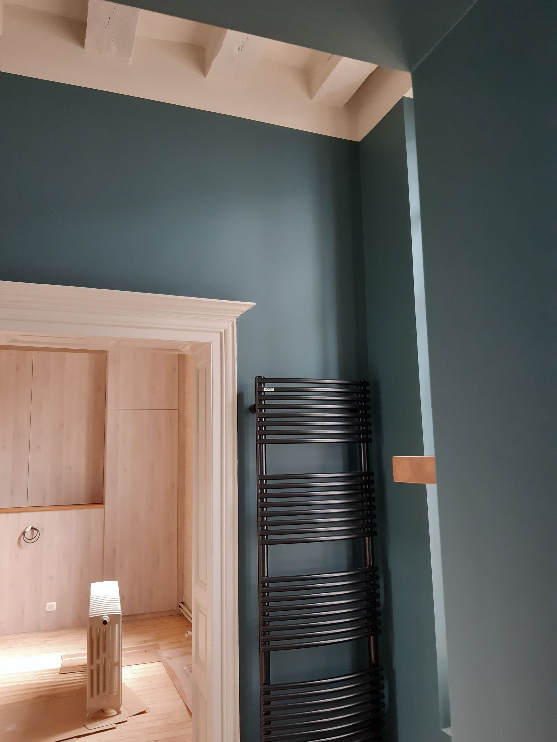 Sèche-serviette dans salle de bain sur mur en peinture anthracite