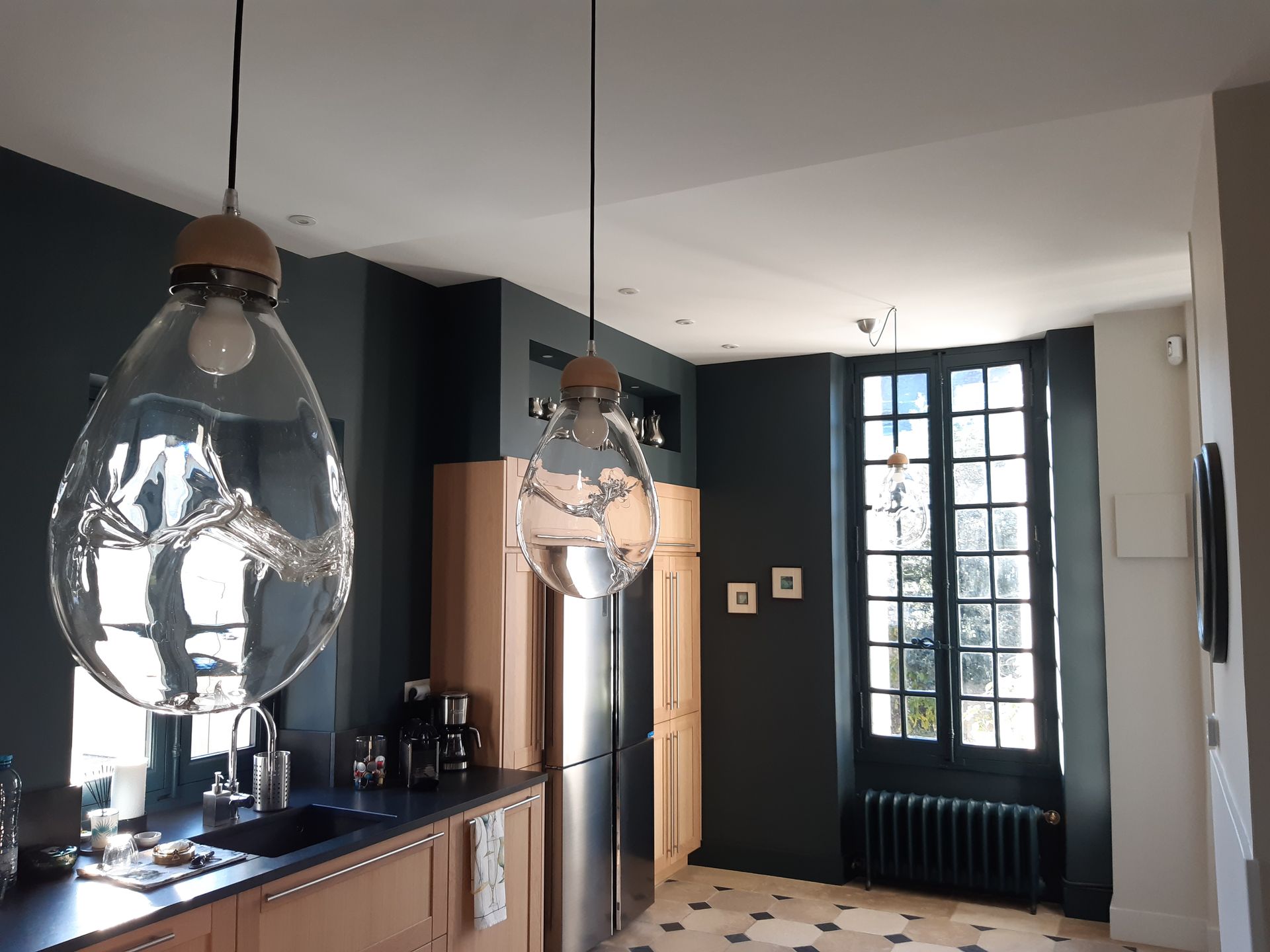 Gros plan de lustes avec ampoules apparentes