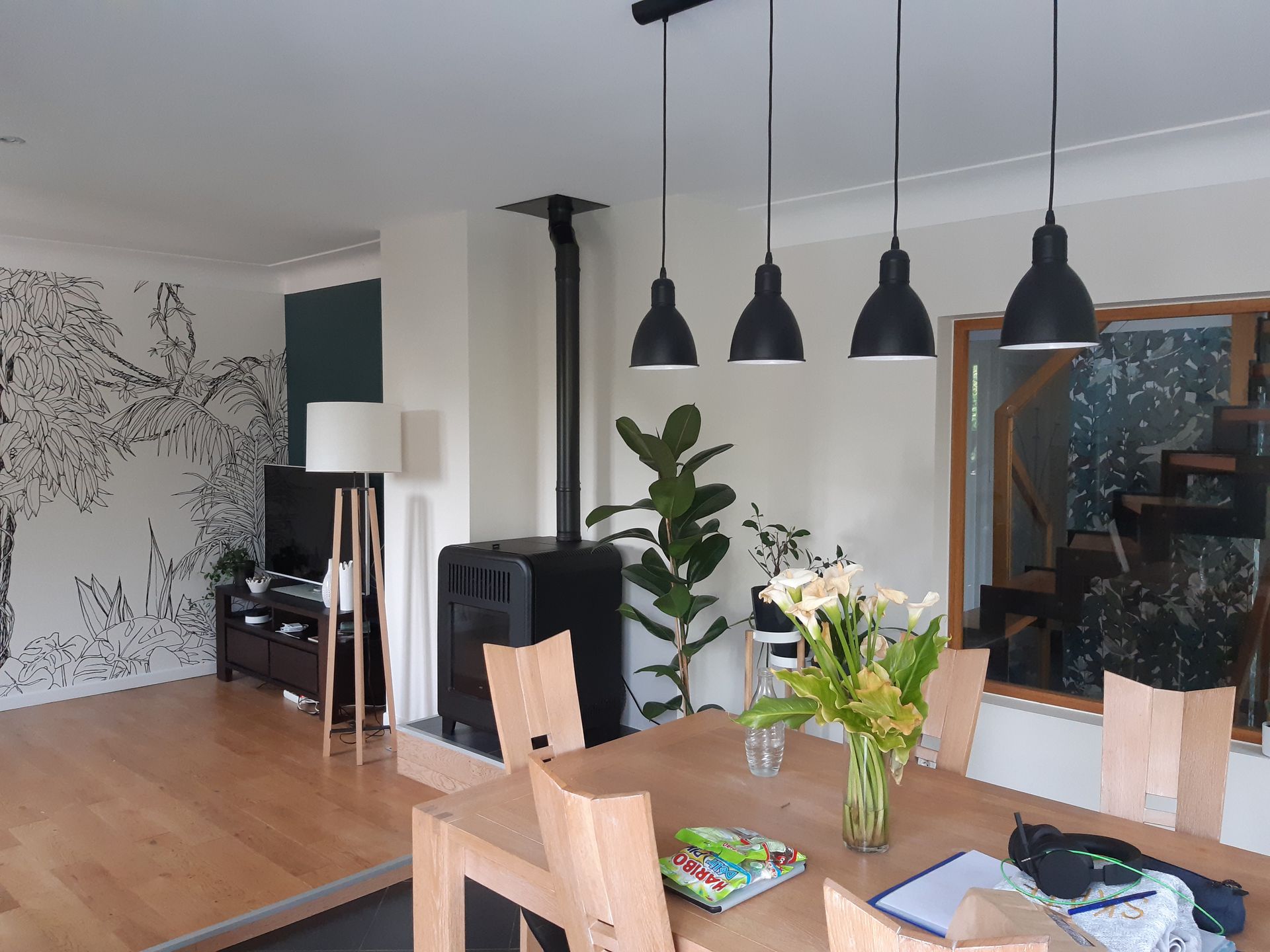 Intérieur de salle à manger avec salon. Lampes au-dessus de la table de repas.
