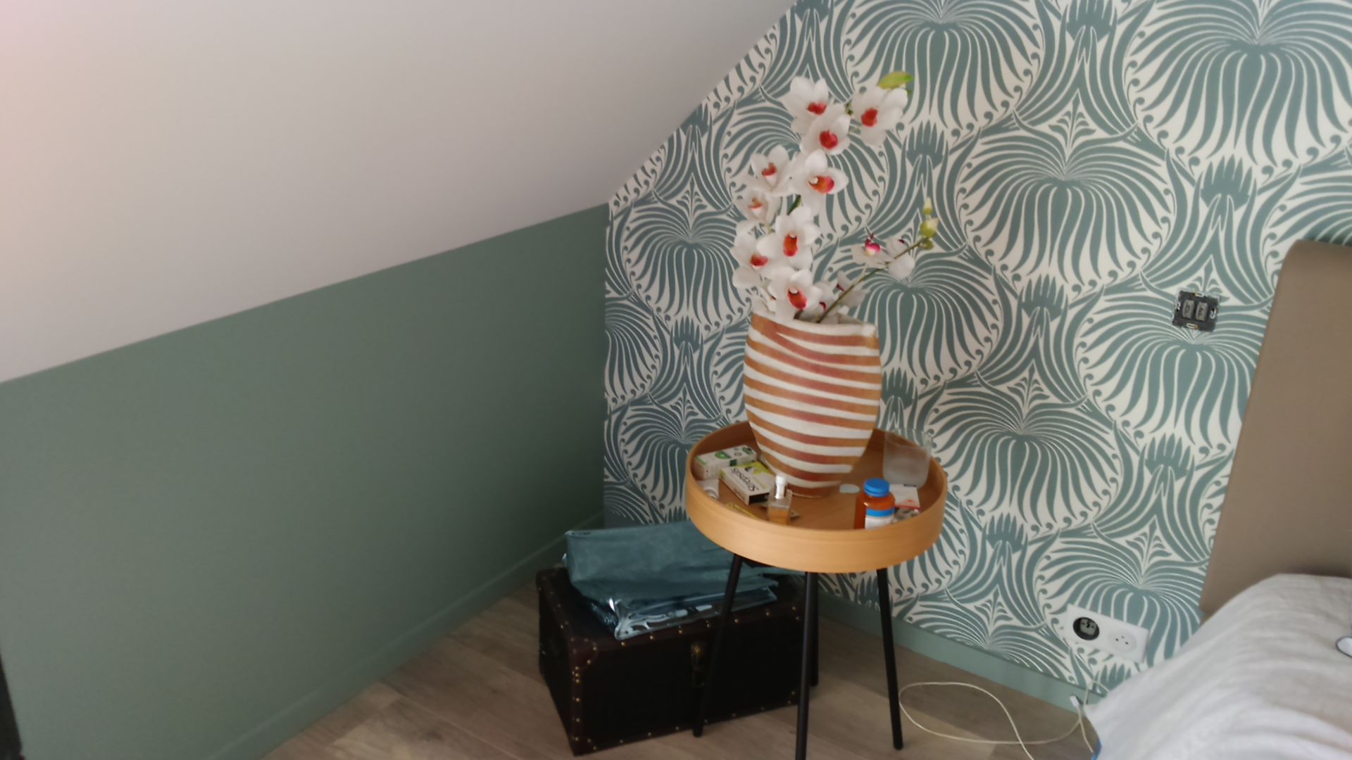 Table de chevet avec plateau en bois à côté de lit