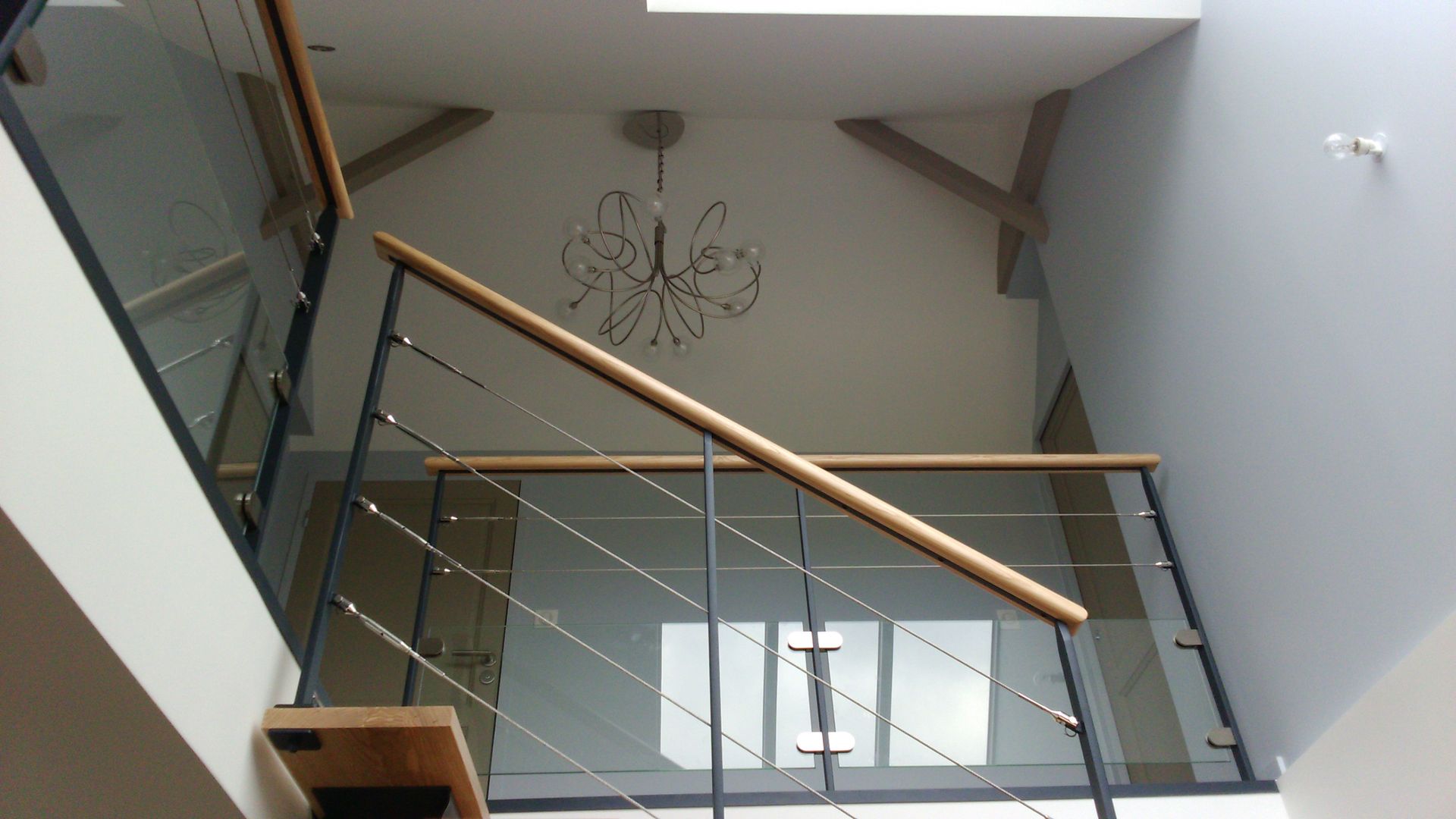 Garde-corps sur escalier intérieur en bois, fer, cordage et en verre