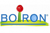 Logo Boiron con testo blu, un fiore e uno sfondo verde e blu.