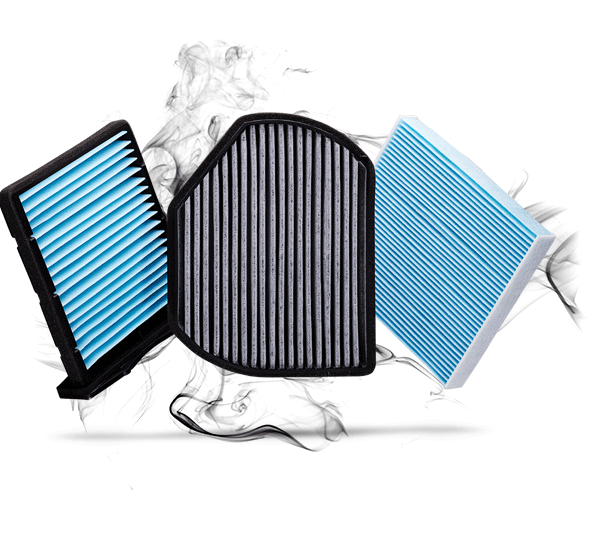 Três tipos diferentes de filtros de ar empilhados uns sobre os outros em um fundo branco.