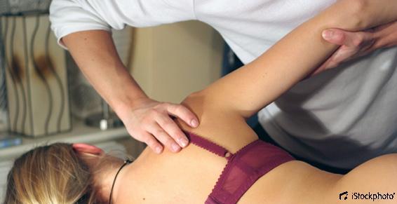 Alain Trouillet réalise des séances d'ostéopathie structurelle