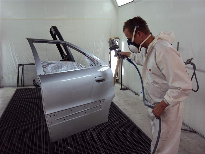 Peinture dans l'atelier carrosserie