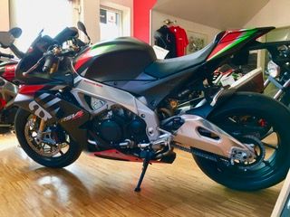 Rote Motorrad-Matte In Der Werkstatt Werkstatt-Matte Von MOTO Quadro - Schweiz