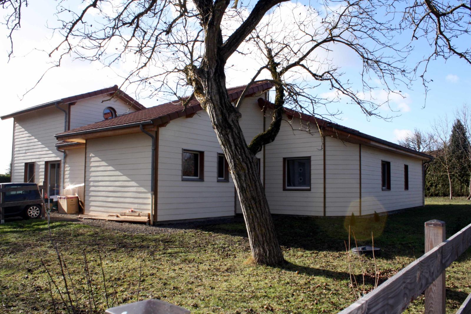 maison en bois blanc