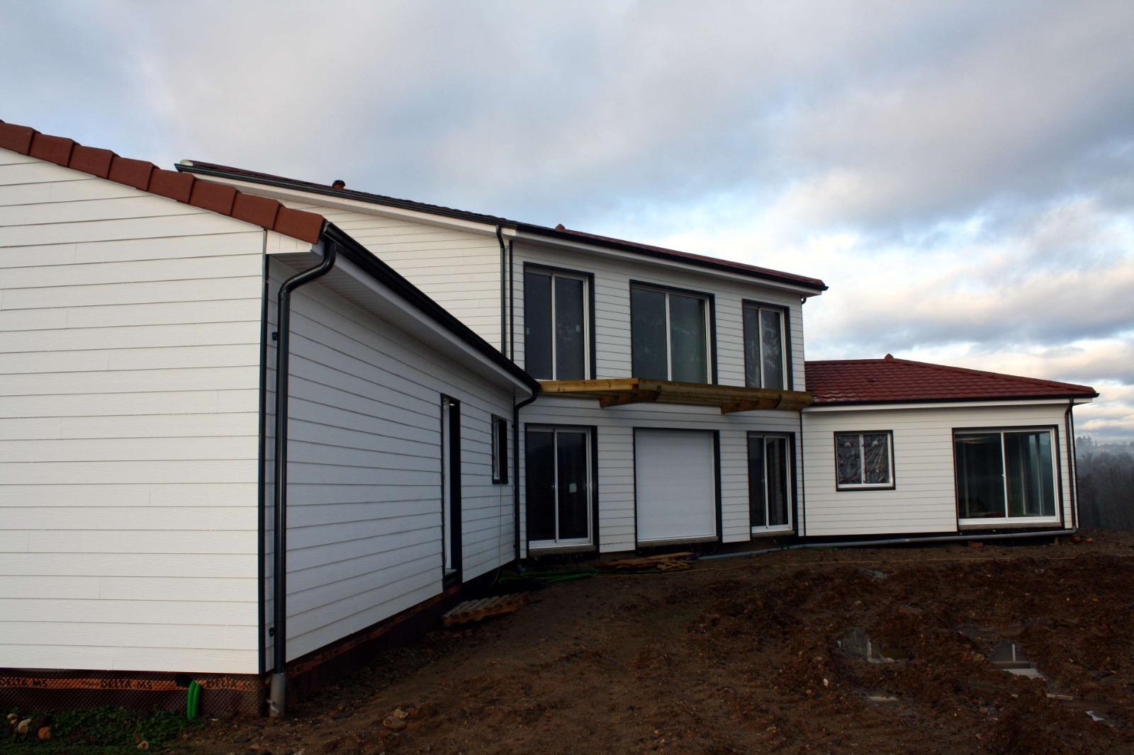 façade en bois blanc