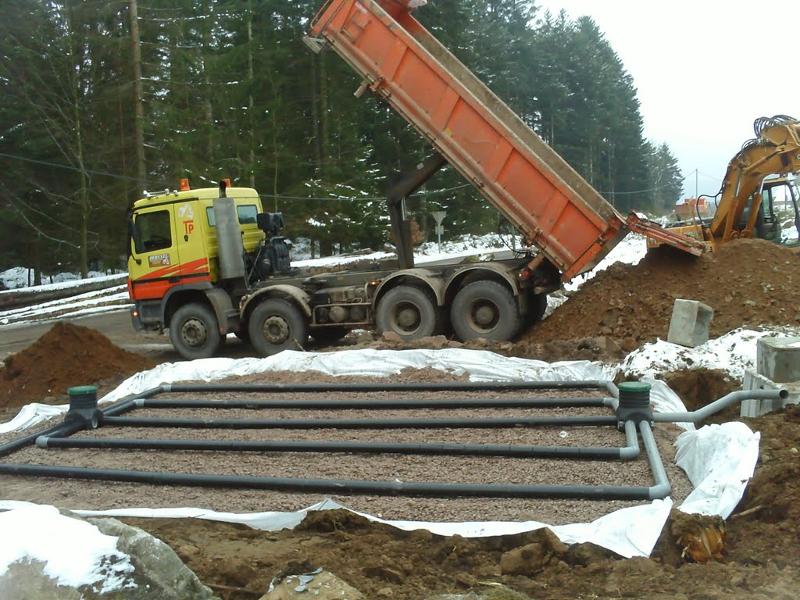 Photo d'un camion vidant sa benne