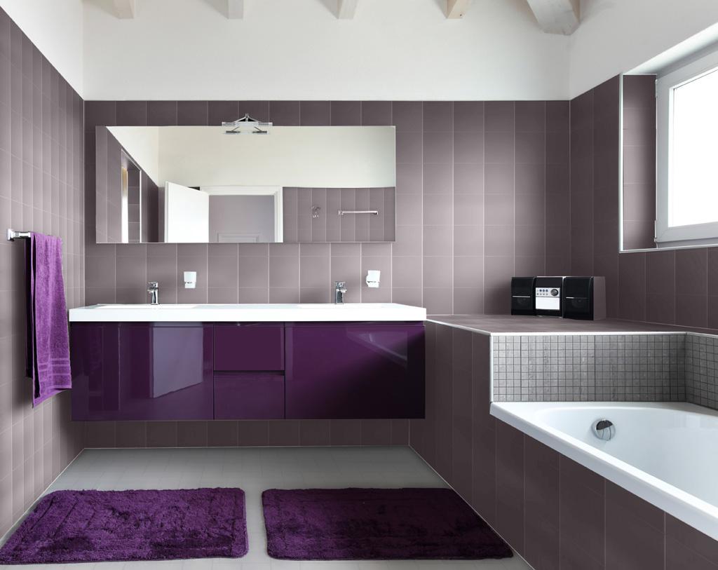 Une salle de bain avec des armoires violettes et une baignoire