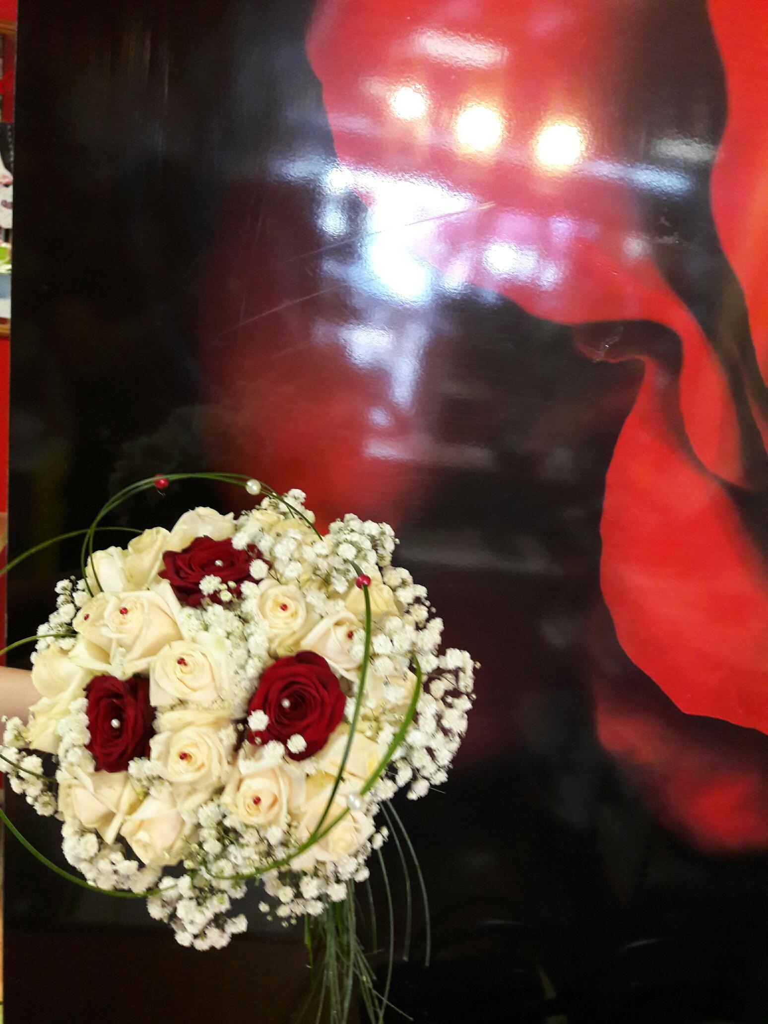 Bouquet avec rose rouge et blanche