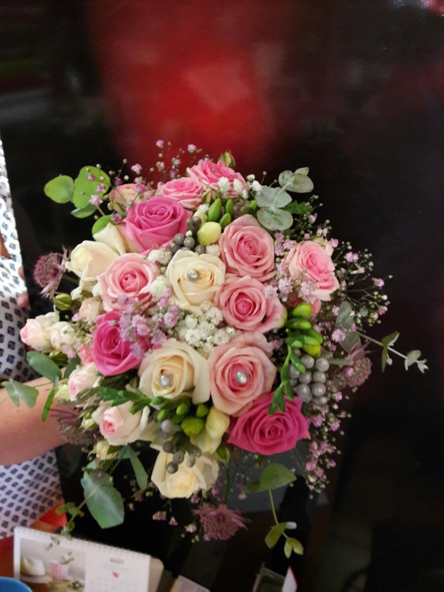 Bouquet de mariée rond avec plusieurs fleurs