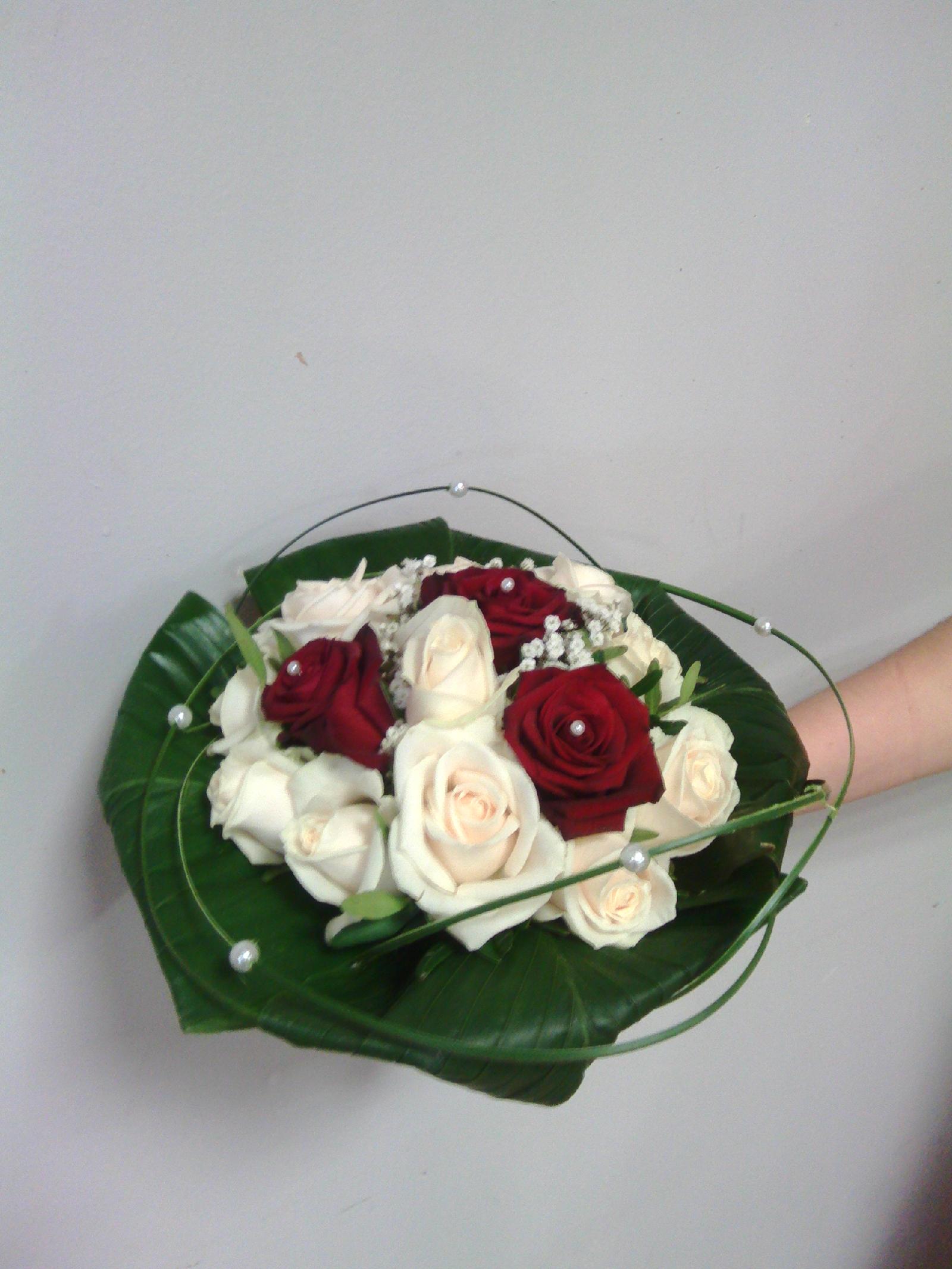 Bouquet rond avec rose rouge