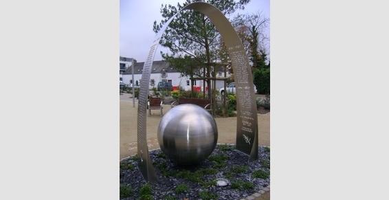 Sphère avec arche en inox Guillaume Guenaël à Ploërmel
