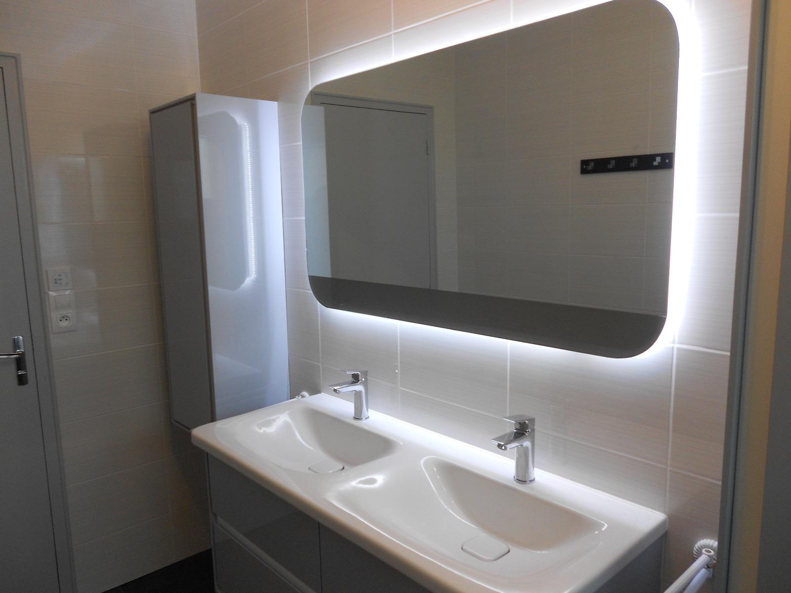 Meuble double vasque et son grand miroir rétroéclairé.