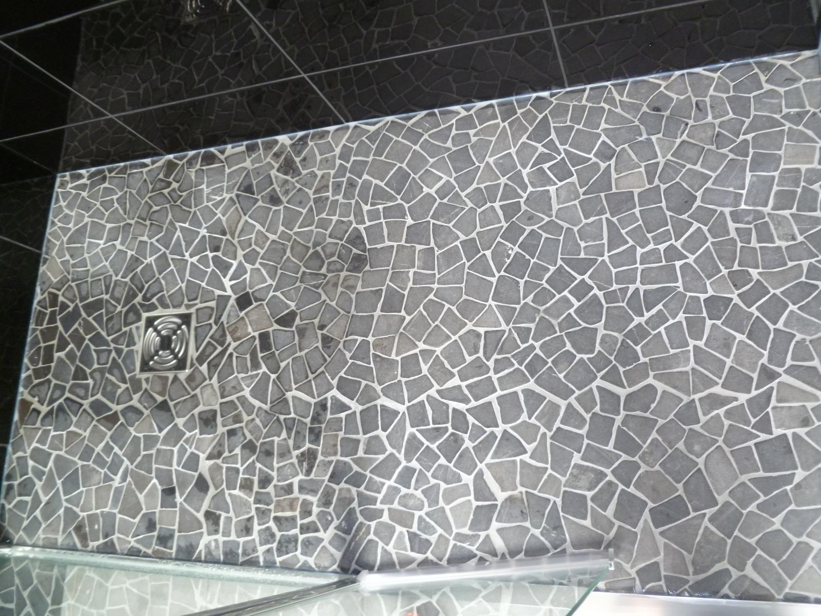 Sol de douche à l'italienne en mosaïque grise.