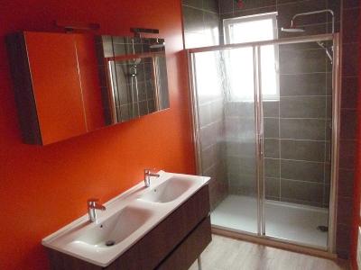 Salle de bains avec douche à l'italienne.