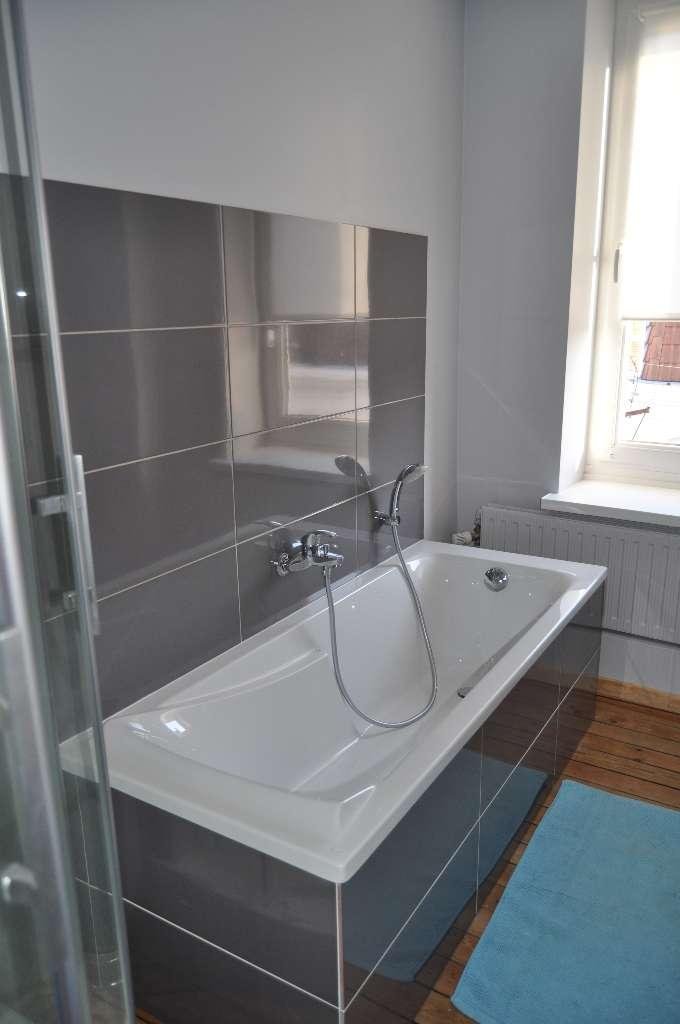 Une grande baignoire dans une salle de bains rénovée.