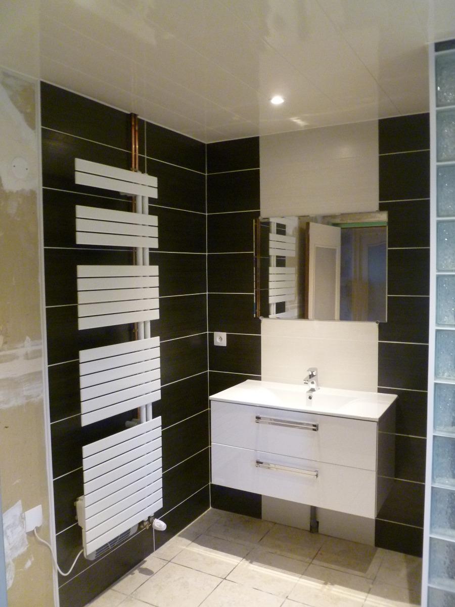 Meuble avec vasque et miroir dans une salle de bains.