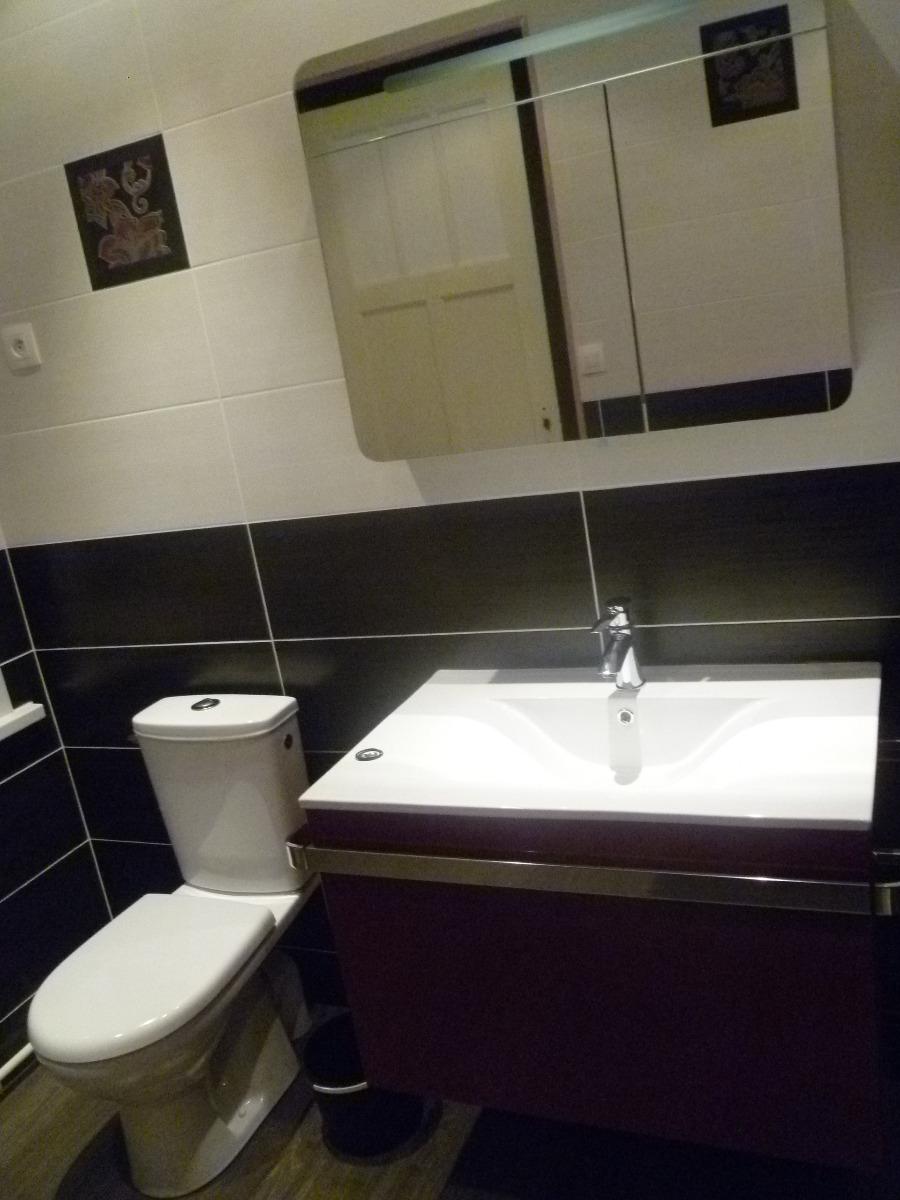Salle de bains avec toilettes.