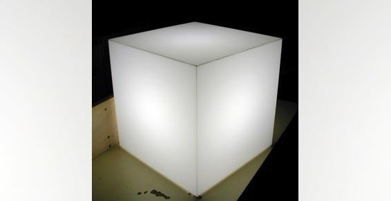 Cube et éclairage, Moulage plastique Français
