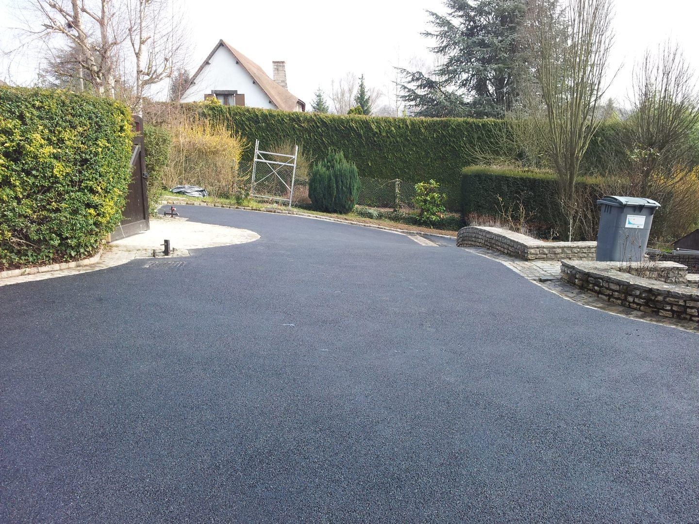 Une allée en enrobé par Poisson Terrassement