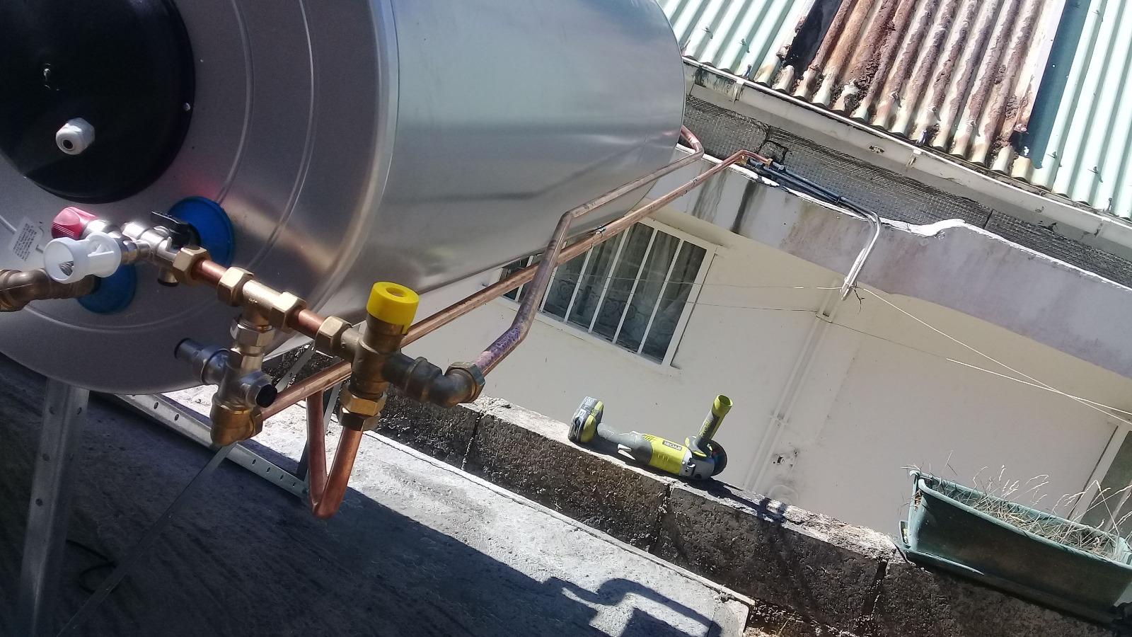 VUE DE DERRIERE DE PRES POSE AU SOL