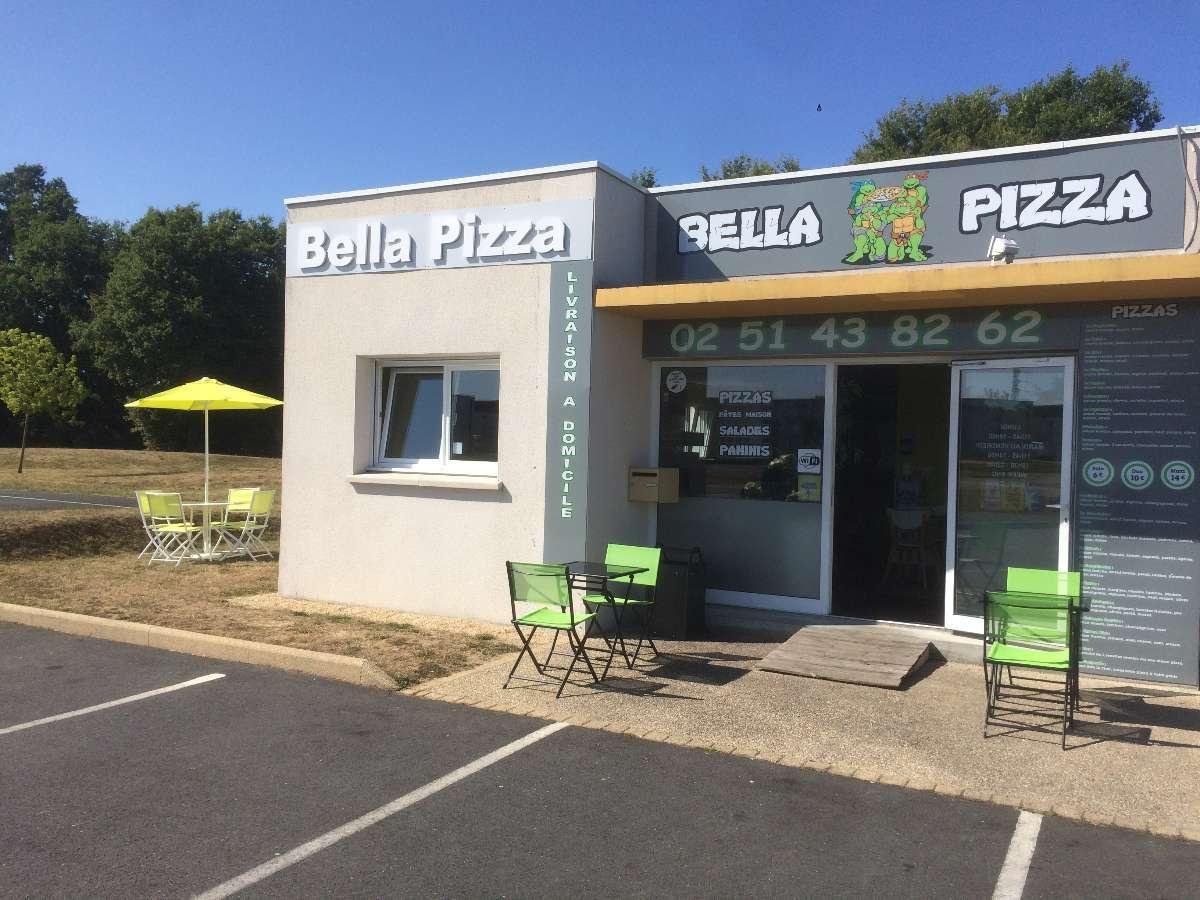 Pizzeria Bella Pizza avec une façade blanche et grise