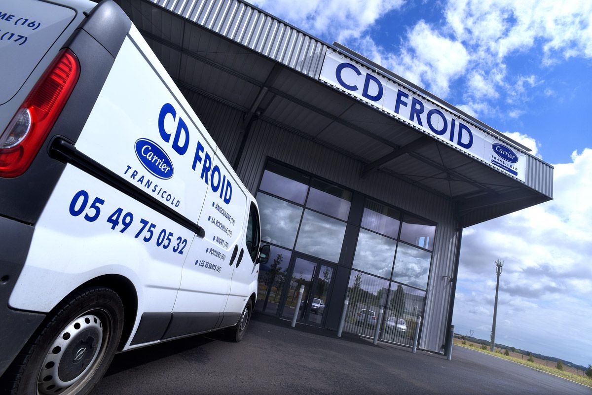 Une camionnette blanche de livraison CD Froid est garée devant un bâtiment CD Froid à façade vitrée, sous un ciel nuageux