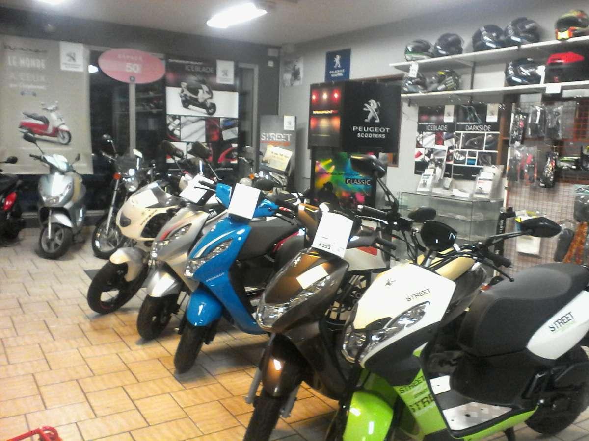 Large gamme de scooters Peugeot