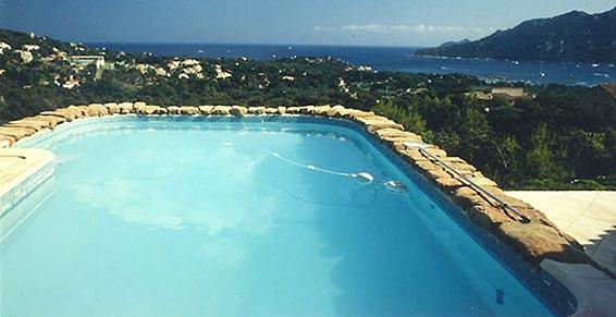 Piscine bordure pierres