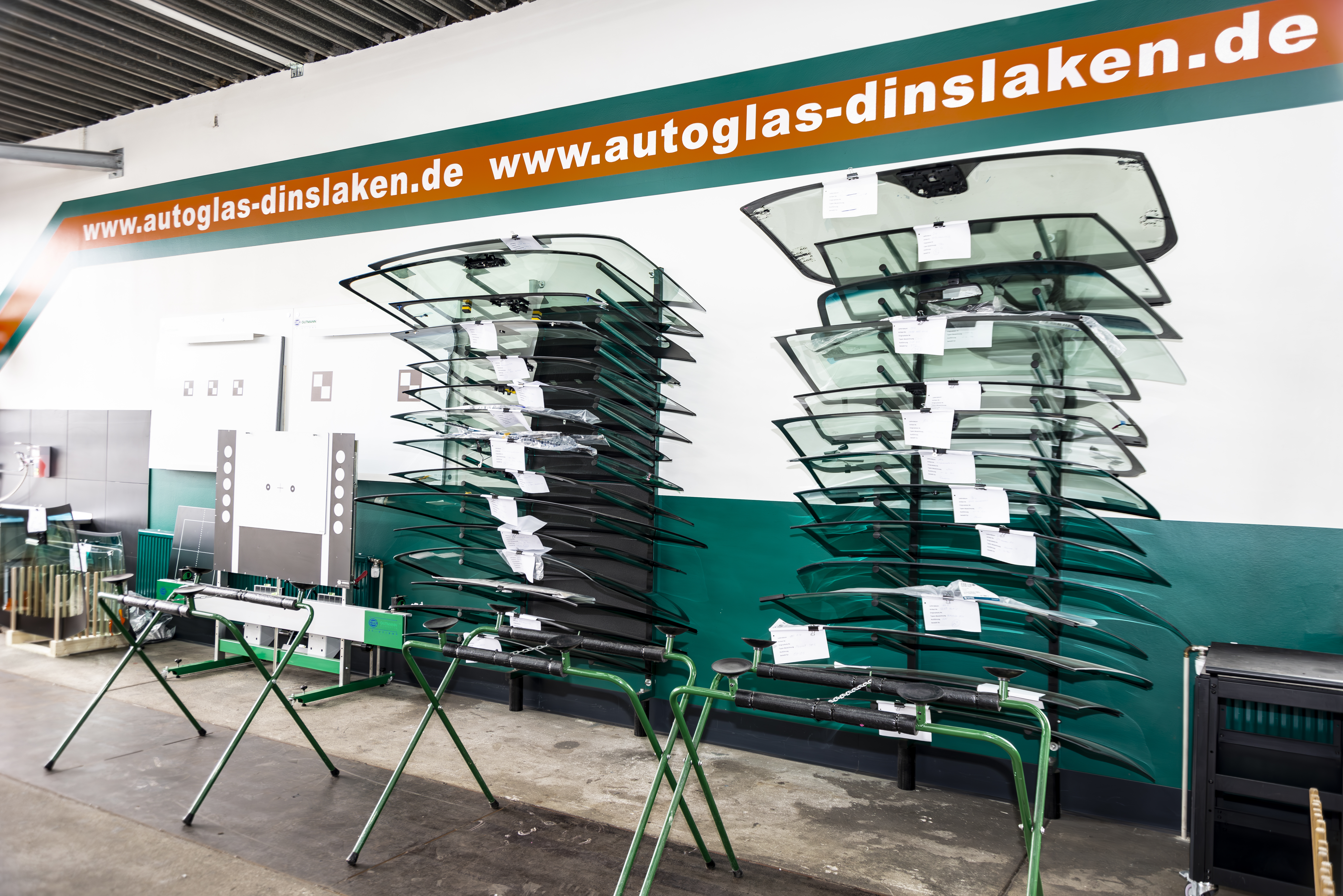 Eine Reihe von Glasscheiben auf einem Regal