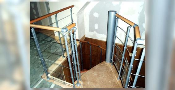 Escalier hélicoïdal tube métal garde-corps