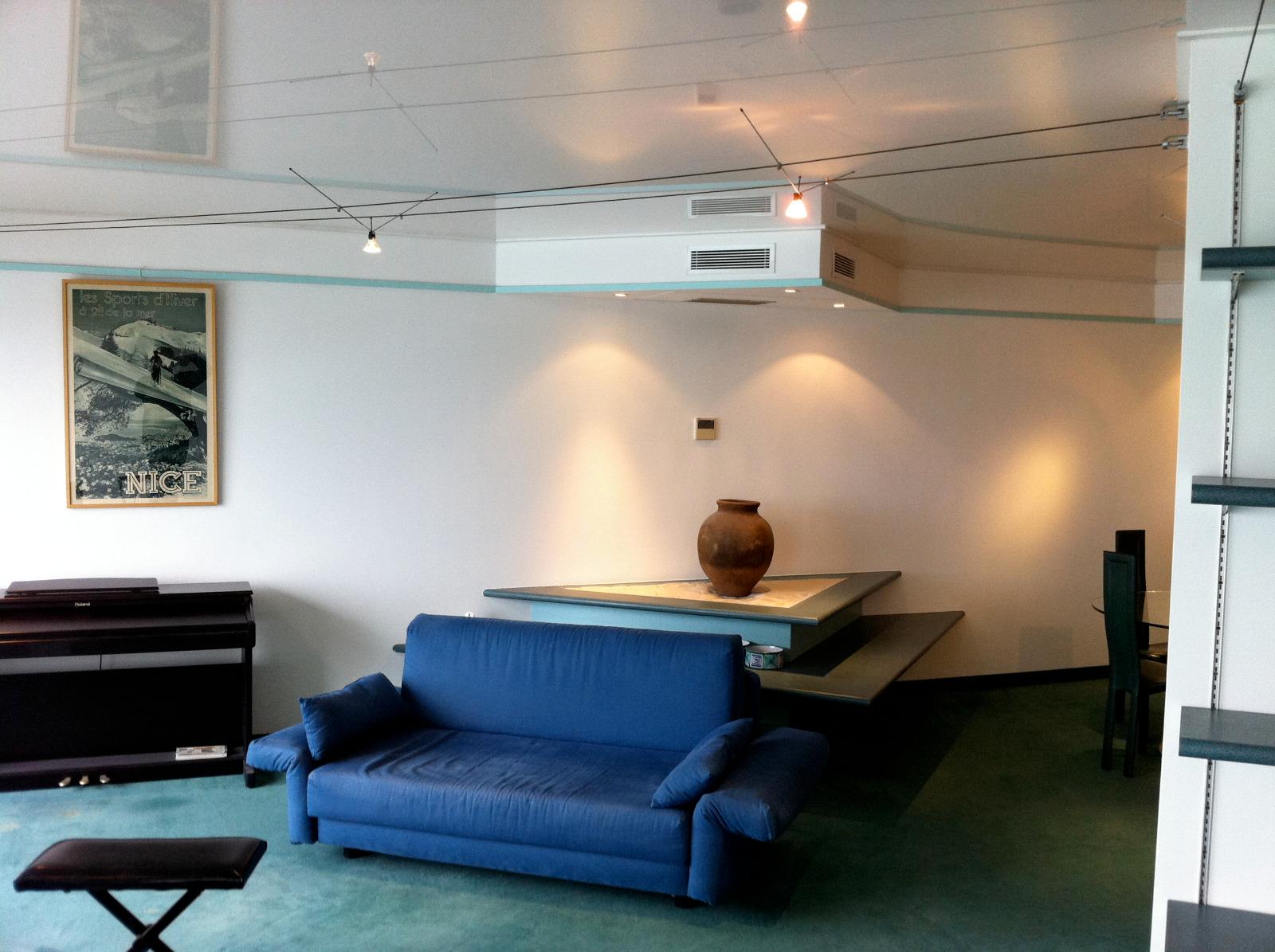 Plafond tendu laqué blanc.