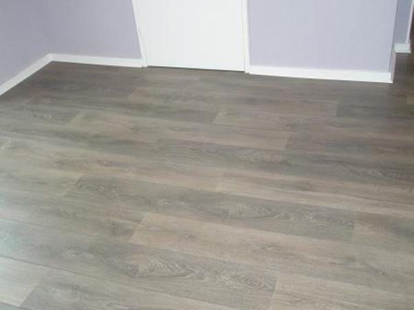 parquet-stratifié-gris_beige
