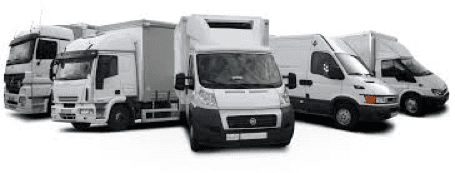 Un grupo de camiones y furgonetas blancos están estacionados uno al lado del otro sobre un fondo blanco.
