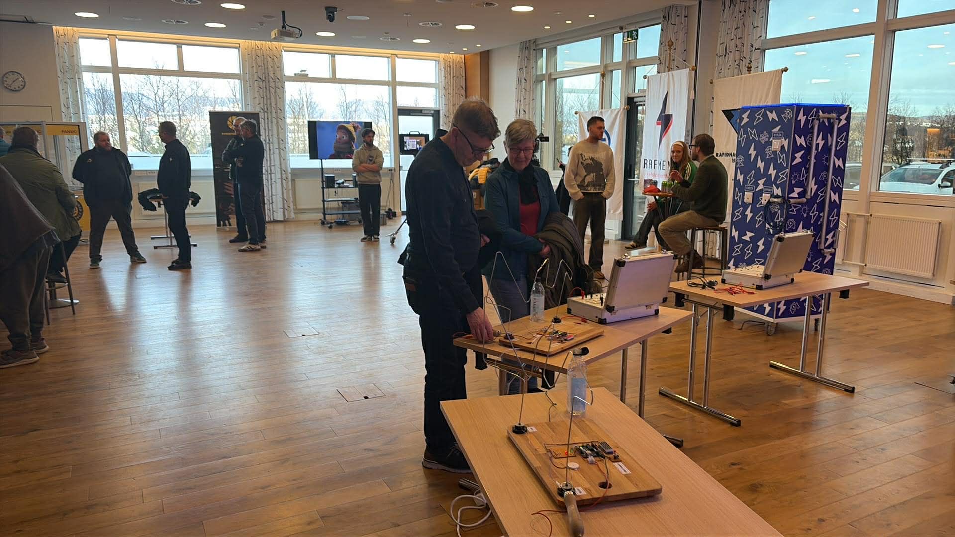 Straumur fólks í opið hús hjá Rafmennt við Stórhöfðann. Skólinn fagnar ...