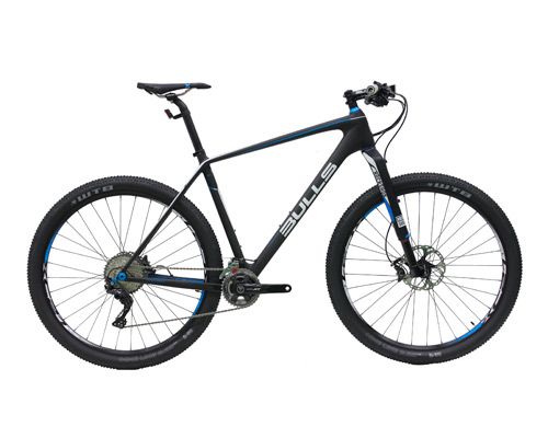Una bicicleta de montaña negra y azul con freno de disco sobre un fondo blanco.