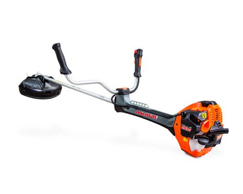 Se muestra una desbrozadora sobre un fondo blanco.