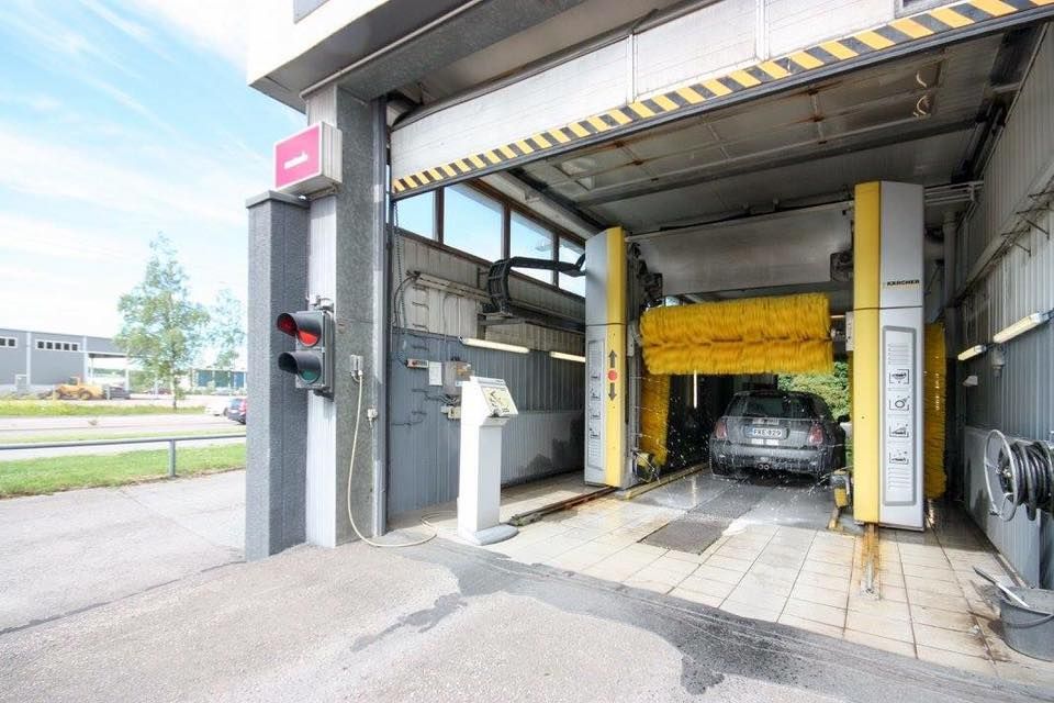 Kärcher-automaattipesu käynnissä Motorinin pesuhallissa Turussa