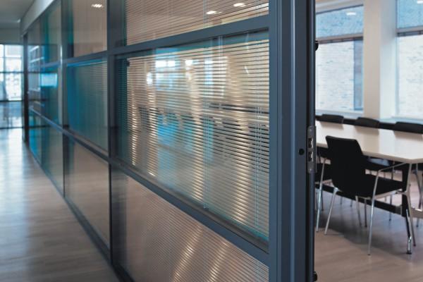 Store vénitien sur cloisons vitrées par Aluver à Caen