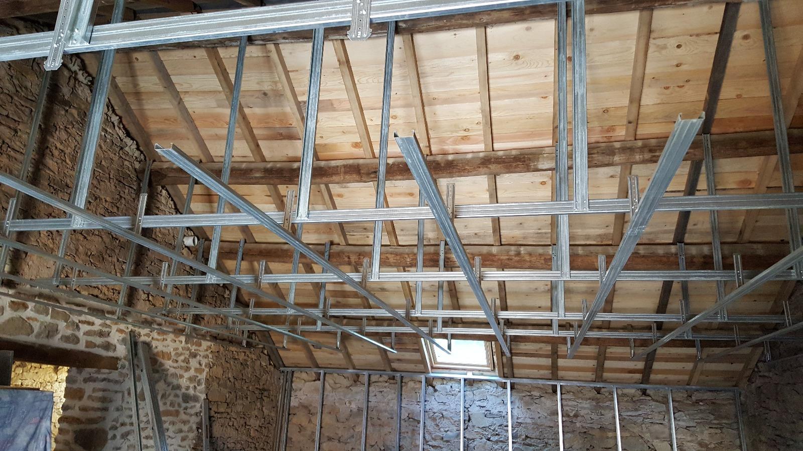 pose de faux plafond sous vieille toiture