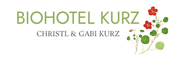 Biohotel Kurz-Logo mit grüner Schrift, Blumen und den Namen Christl & Gabi Kurz.