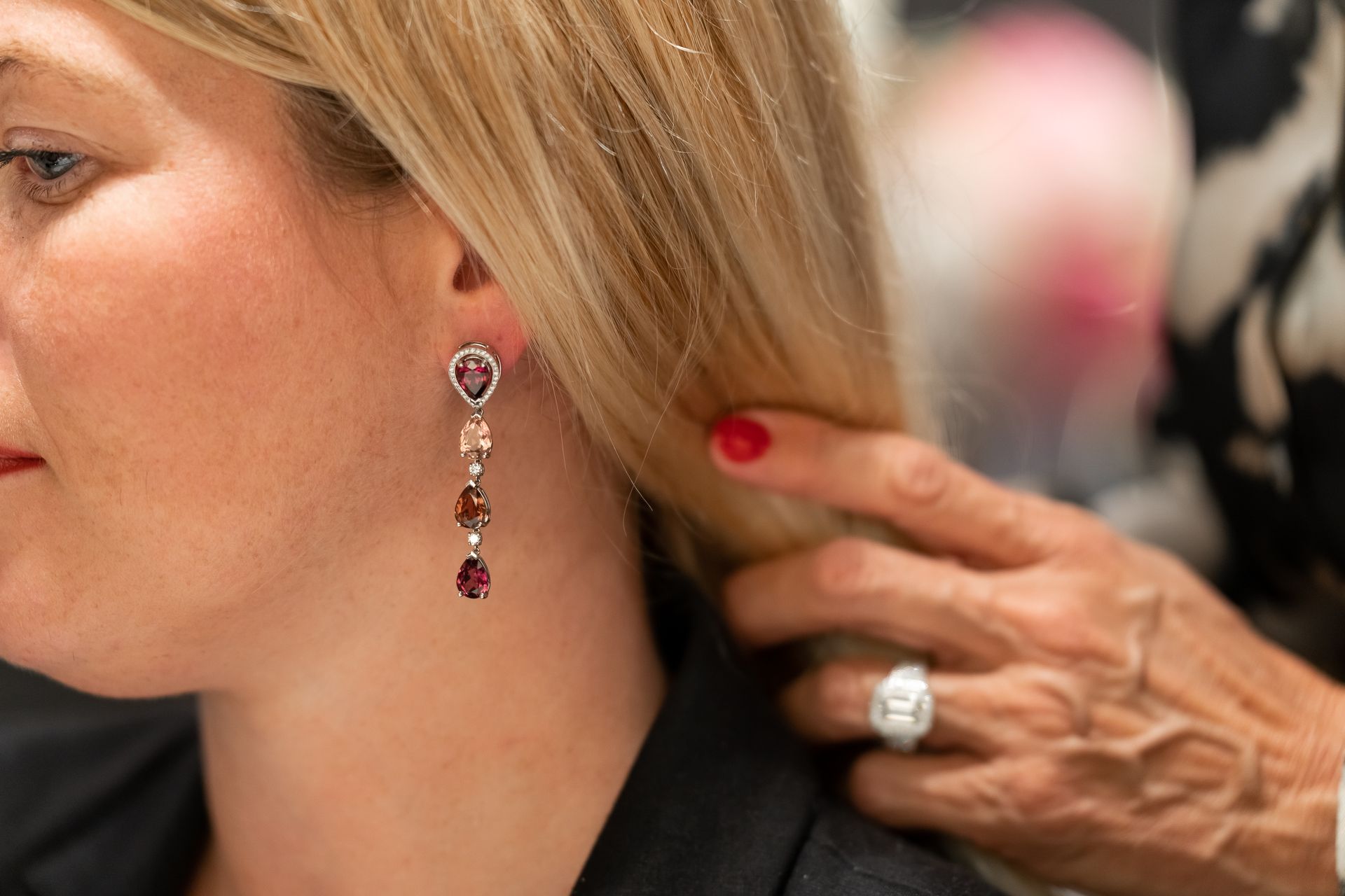 Femme portant une boucle d'oreille pendante rouge