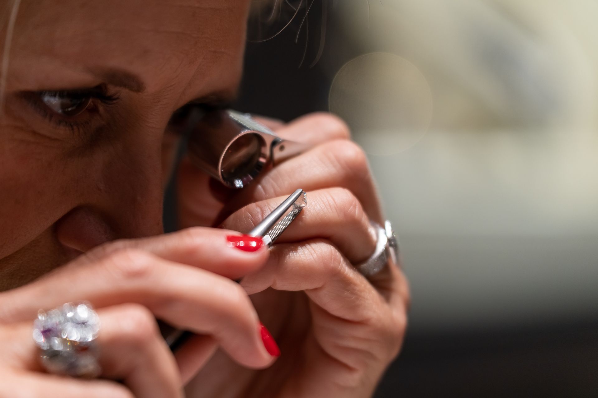 Spécialiste analysant un diamant en vue d'une estimation