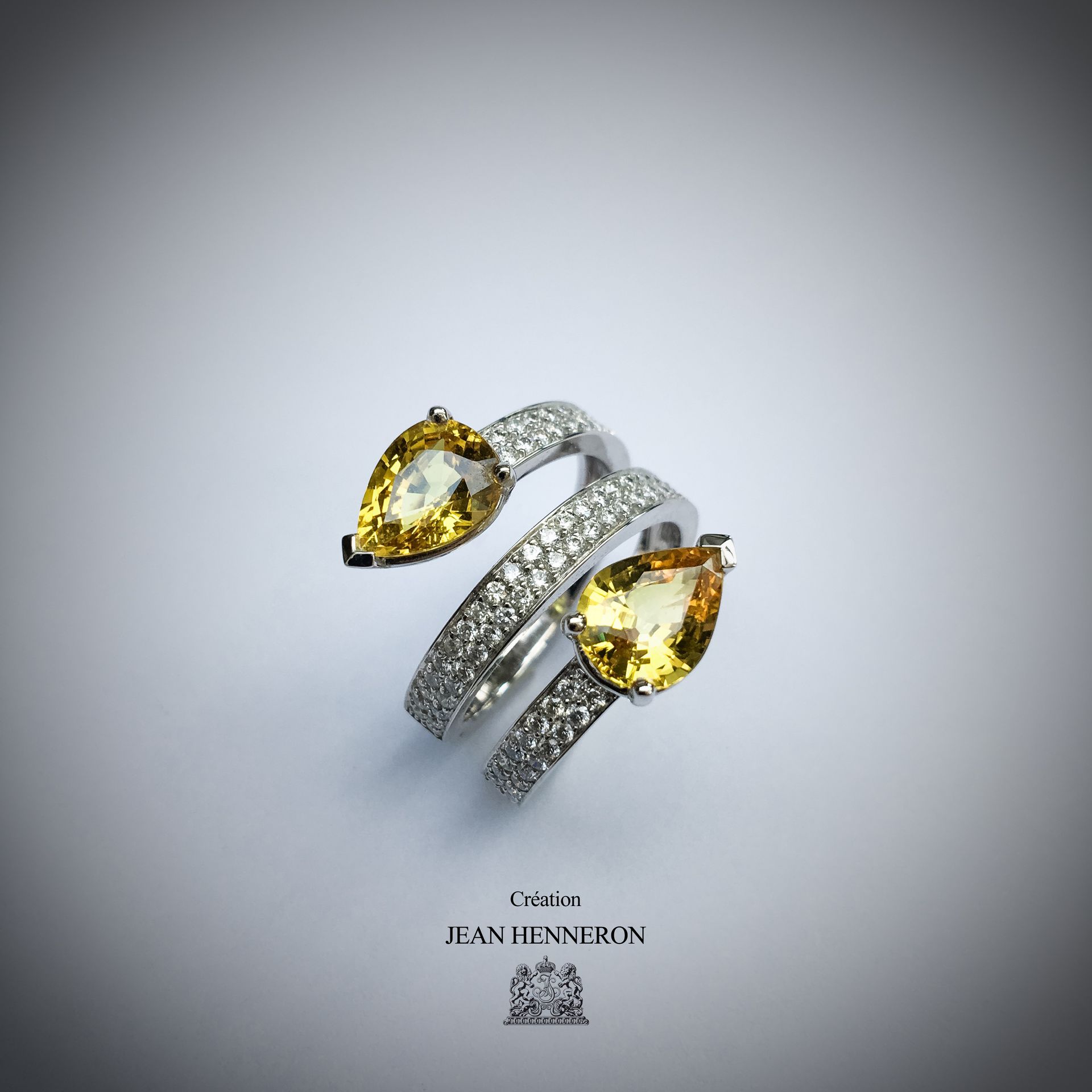 Bague sertie de deux pierres jaunes en forle de poires