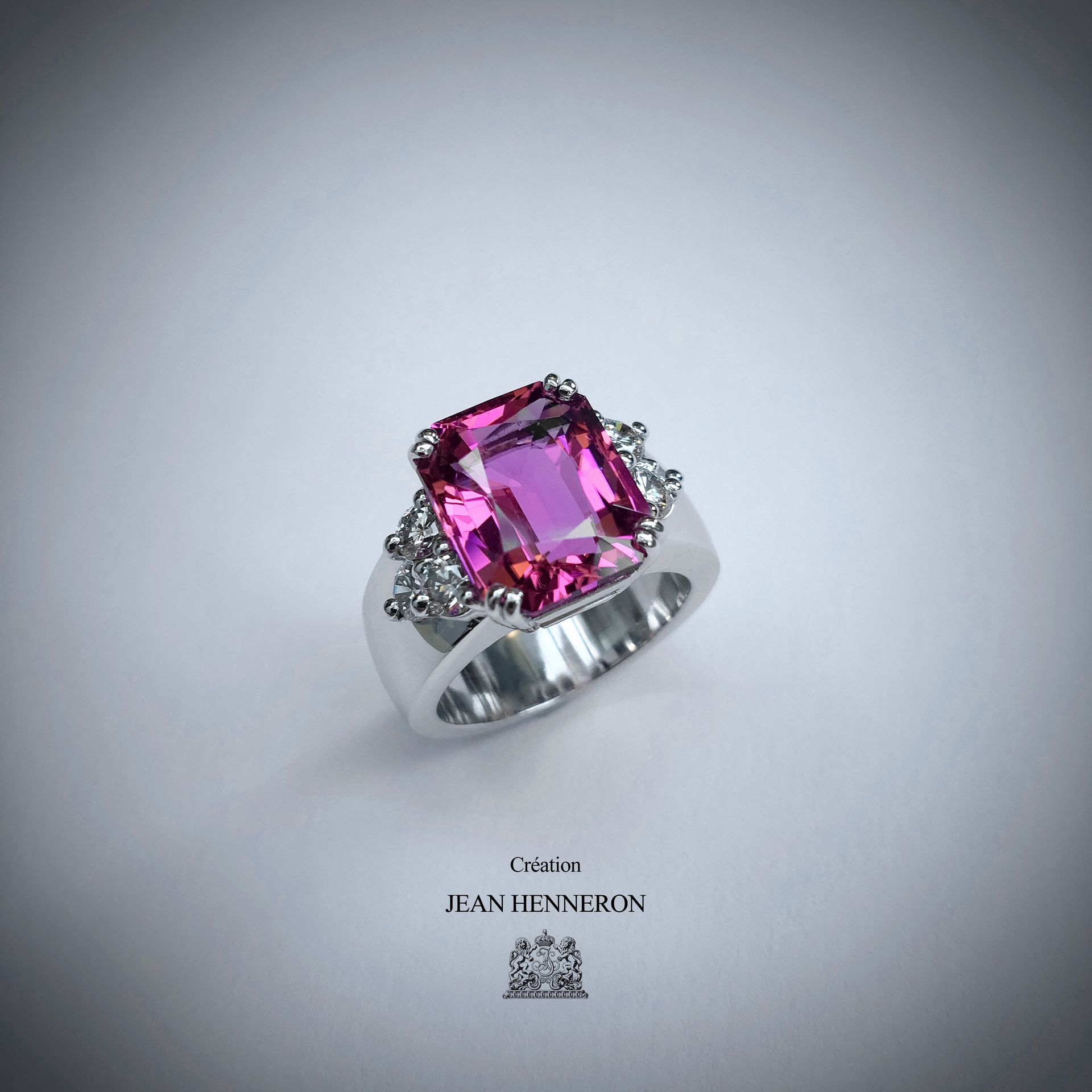 Bague srtie d'une pierre précieuse violette